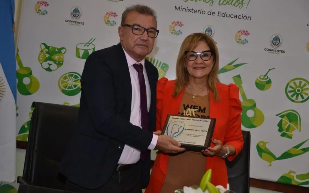 Premiación de la Confederación Argentina de Instituciones Educativas Privadas (CAIEP) a la Ministra de Educación de la Provincia de Corrientes